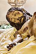 Besapiés del Santísimo Cristo Yacente (Iglesia Mayor Prioral) (El Puerto de Santa María (Cádiz). 2 de noviembre de 2013