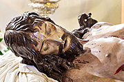 Besapiés del Santísimo Cristo Yacente (Iglesia Mayor Prioral) (El Puerto de Santa María (Cádiz). 2 de noviembre de 2013