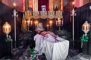 Besapiés del Santísimo Cristo Yacente (Iglesia Mayor Prioral - El Puerto de Santa María (Cádiz). 24 de noviembre de 2013