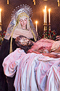 Besapiés del Santísimo Cristo Yacente (Iglesia Mayor Prioral - El Puerto de Santa María (Cádiz). 24 de noviembre de 2013