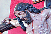 Besapiés del Santísimo Cristo del Amor (Iglesia de Nuestra Señora del Carmen) (Rota - Cádiz). 5 de abril de 2014