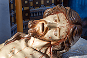 Besapiés del Santísimo Cristo Yacente (Iglesia Mayor de Nuestra Señora de la O) (Rota - Cádiz). 5 de abril de 2014