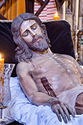 Besapiés del Santísimo Cristo de la Redención descendido de la Cruz en su Traslado al Sepulcro (Iglesia Mayor de San Pedro y San Pablo) (San Fernando - Cádiz). 5 de abril de 2014