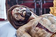 Besapiés del Santísimo Cristo Yacente (Iglesia Conventual de Nuestra Señora del Carmen) (San Fernando - Cádiz). 6 de abril de 2014