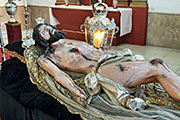 Besapiés del Santísimo Cristo Yacente (Iglesia Conventual de la Victoria) (Puerto Real - Cádiz). 30 de marzo de 2014