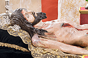 Besapiés del Santísimo Cristo Yacente (Iglesia Conventual de la Victoria) (Puerto Real - Cádiz). 30 de marzo de 2014