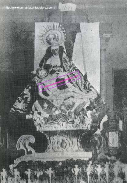 Paso de Nuestra Señora de las Angustias en el año 1940. La imagen del Señor es la antigua, que fue posteriormente sustituida. Se venera esta imagen en la casa de la Hermandad