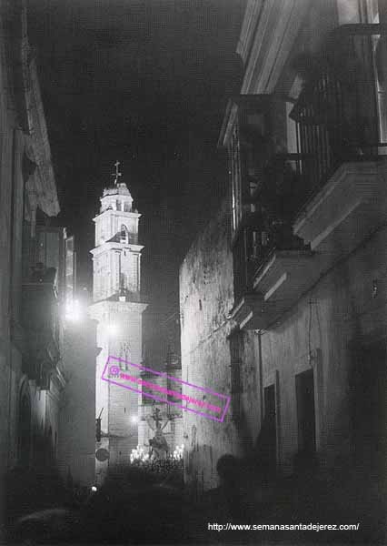 Años 1958/60. La Hermandad de las Angustias momentos despues de hacer Estación en la entonces Colegiata de Nuestro Señor San Salvador. En esta foto podemos apreciar la ya desaparecida calle de La Rosa (Foto: Eduardo Pereiras)