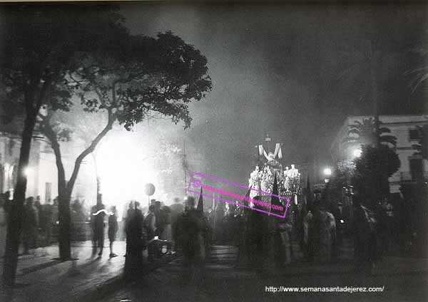 La Virgen de las Angustias en el paso gótico que usó en los años 50. Se ve en la presidencia al inolvidable sacerdote D. Juan Torres Silva, muy devoto de esta imagen. Este paso se compró en 1949 a la Hermandad de la Lanzada de Sevilla y fue cedido varios años a la Hermandad de la Sagrada Cena (Foto: Eduardo Pereiras)