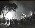 La Virgen de las Angustias en el paso gótico que usó en los años 50. Se ve en la presidencia al inolvidable sacerdote D.. Juan Torres Silva, muy devoto de esta imagen. Este paso se compró en 1949 a la Hermandad de la Lanzada de Sevilla y fue cedido varios años a la Hermandad de la Sagrada Cena (Foto: Eduardo Pereiras)