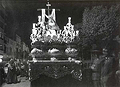 Principios de los 70. La Virgen de las Angustias en su actual paso con la talla sin terminar. Es de destacar que entonces llevaba música como lo denota el soldado tras el paso, que formaba parte de la Banda de Música del Gobierno Militar de Cádiz que anualmente acompañaba a esta Imagen (Foto: Eduardo Pereiras)