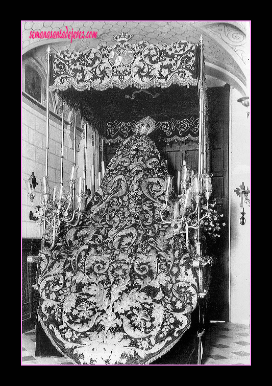 El paso de la Virgen de la Piedad con los antiguos candelabros de cola y varales, dispuesto para una de sus salidas de los años 50 (Foto: Manuel Pereiras)
