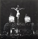 Principios de los años 40. Paso del Cristo del Calvario realizado por el ebanista Asencio y los tallistas Cintado. El paso era casi identico al del Santo Crucifijo, realizado en los mismos años y por las mismas personas. Este paso fue adquirido por la Hermandad de la Defensión en el año 1960, y durante los años 58 y 59 le prestaron el paso a los de Capuchinos