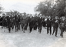 S.M. el Rey D. Alfonso XIII en su visita a la capilla del Calvario en los años 20, cuando tomó posesión de su cargo de Hermano Mayor Honorario de la Hermandad del Santo Entierro. (Foto: Anónimo)