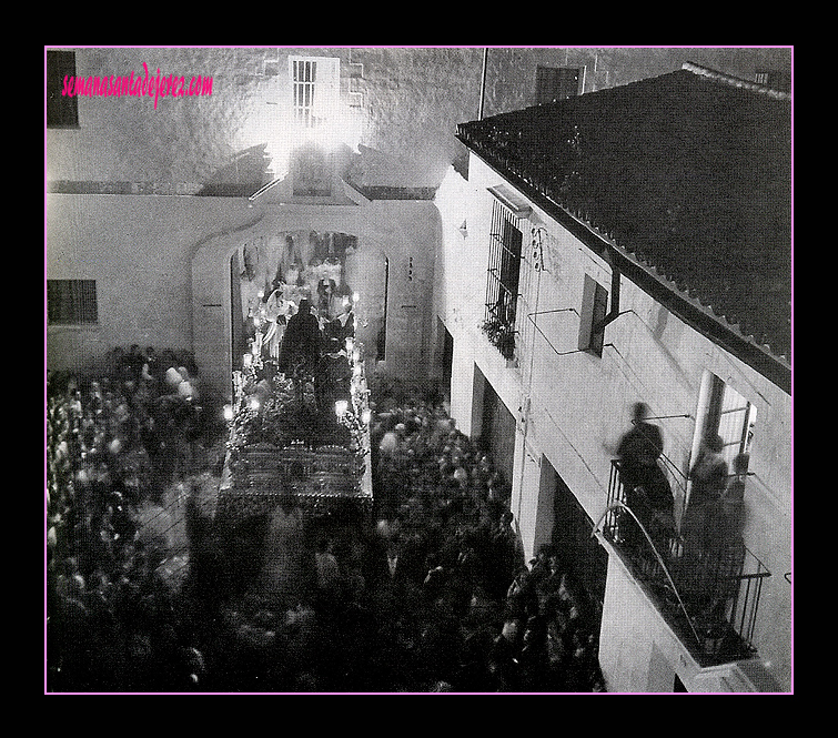 Año 1957. El paso de misterio de la Hermandad de "la Borriquita" entrando en el Colegio de San José (Foto: Eduardo Pereiras)