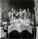 Año 1956/57. El paso de la Hermandad de la Entrada Triunfal en Jerusalen. Las figuras secundarias eran todas las primitivas de Tomás Chaveli