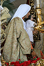 Nuevas vestimentas para la mujer presentando al niño (Paso de Misterio de Cristo Rey en su Entrada Triunfal en Jerusalén)