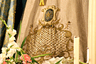Detalle de los bordados de la saya de Nuestra Señora de la Estrella