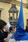 Nazareno con farol de respeto que acompaña a la Cruz de Guía de la Hermandad de Cristo Rey en su Triunfal Entrada en Jerusalén 