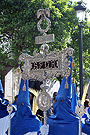 Nazareno portando el Senatus de la Hermandad de Cristo Rey en su Triunfal Entrada en Jerusalén