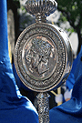Moneda imperial romana en el asta del Senatus de la Hermandad de Cristo Rey en su Triunfal Entrada en Jerusalén
