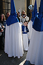 Nazarenos y acólito de la Hermandad de Cristo Rey en su Triunfal Entrada en Jerusalén