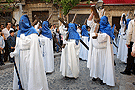 Penitentes con cruces de la Hermandad de Cristo Rey en su Triunfal Entrada en Jerusalén