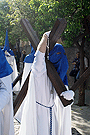 Penitente con cruz de la Hermandad de Cristo Rey en su Triunfal Entrada en Jerusalén