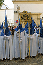 Nazareno portando el Banderín del Colegio San José - La Salle de la Hermandad de Cristo Rey en su Triunfal Entrada en Jerusalén