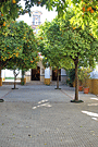 Patio de la Escuela de San José. Al fondo, la Capilla del Colegio