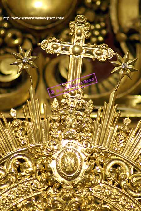Cruz que remata la corona de Madre de Dios de la Misericordia 