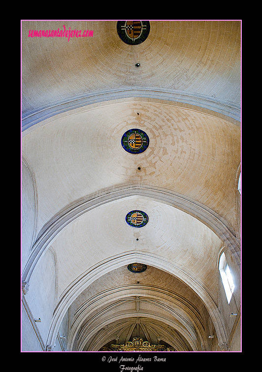 Nave con cinco tramos con bóvedas vaídas de la Basílica de Nuestra Señora de la Merced Coronada 