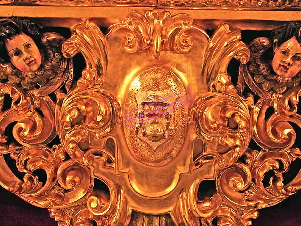 Detalle de escudo en un lateral de los respiraderos del Paso de Misterio de la Coronación de Espinas