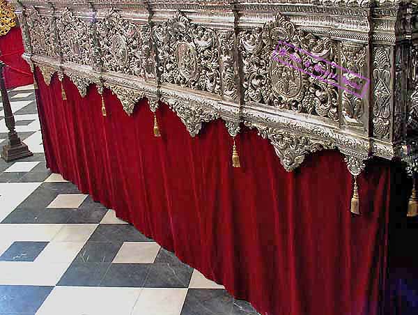 Lateral de los respiraderos del paso de Palio de Mar&iacute;a Sant&iacute;sima de la Paz en su Mayor Afflicci&oacute;n