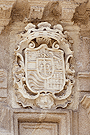 Escudo en la portada principal de la Capilla de los Desamparados