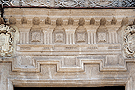 Cornisa que remata la parte alta de la portada principal de la Capilla de los Desamparados