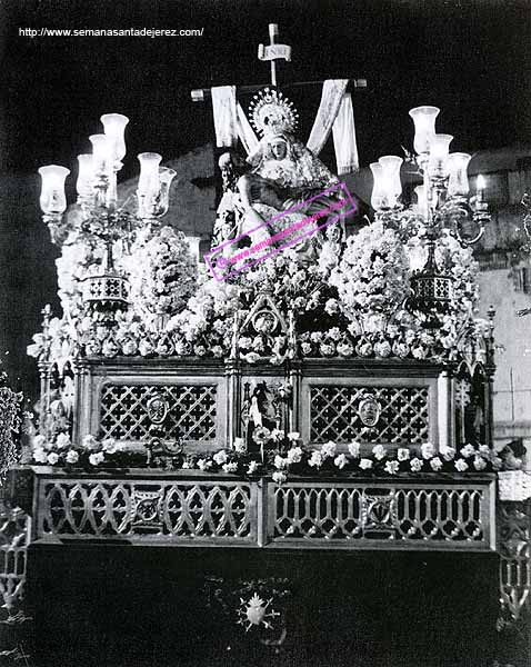 Principios de los años 50. La Virgen de las Angustias sobre un paso de estilo gótico que adquirió en 1947 a la Hermandad de la Lanzada de Sevilla. Las canastillas del paso eran de 1877 y los respiraderos de 1917. En los años 70 salió sobre él el Misterio de la Cena. El paso pertenece hoy a la Hermandad de la Oración en el Huerto de Aguilar (Córdoba) (Foto: Eduardo Pereiras).
