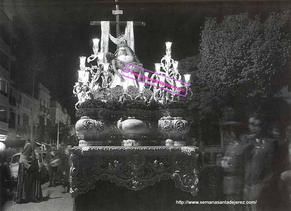 Principios de los 70. La Virgen de las Angustias en su actual paso con la talla sin terminar. Es de destacar que entonces llevaba música como lo denota el soldado tras el paso, que formaba parte de la Banda de Música del Gobierno Militar de Cádiz que anualmente acompañaba a esta Imagen (Foto: Eduardo Pereiras)