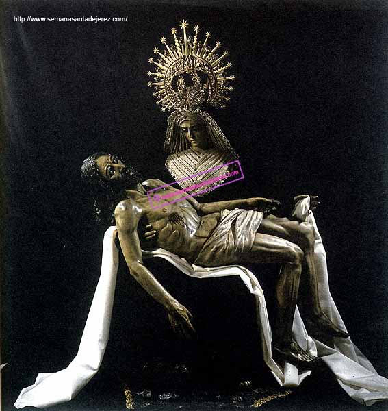Principios de los 70. El Paso de Nuestra Señora de las Angustias, aún sin terminar de dorar, delante del Convento de las Siervas de María