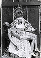 18 de Octubre de 1942. Nuestra Señora de las Angustias con saya, pecherín y toquilla muy peculiares: es muy interesante el bordado del pecherín y la ausencia del puñal traspasando el pecho de la Dolorosa. Esta foto se realiza momentos antes de ser bendecida la imagen del Señor. (Foto: Manuel Pereiras).