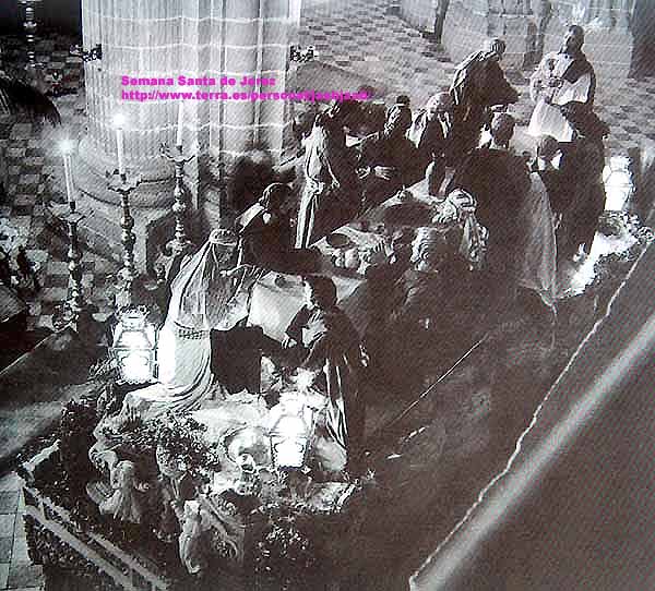 Jueves Santo del año 1956. La Hermandad de la Cena dentro de la Colegial 