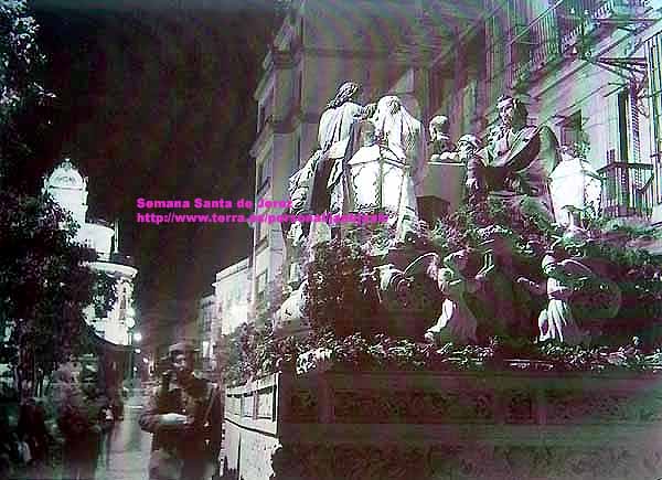 La Sagrada Cena en los 60 cuándo aún salía el Jueves Santo. Obsérvese la escolta de la Guardia Civil con el arma a la funerala (Foto: Eduardo Pereiras)