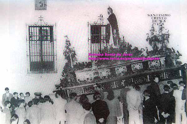 Una de las primeras salidas procesionales, a finales de los 50, del Señor de la Santa Cena, sobre el antiguo paso del Cristo del Amor (Foto: Anónima)