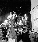 Primera salida de la Hermandad de la Cena, el Jueves Santo del año 1955. El capataz del paso es Antonio Romero "El Carnicero", el joven que está al lado izquierdo del paso es Francisco García de los Santos (hijo de Juan García García "Gorrión"). El sacerdote es D. Manuel Rojas Gil Bermejo, párroco de San Marcos (Foto: Eduardo Pereiras)