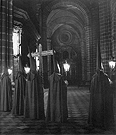 La Hermandad de la Cena recorriendo la nave de la Epístola de la Santa Iglesia Colegial de Nuestro Señor San Salvador. (Foto: Eduardo Pereiras)