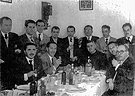 26 de enero de 1957. La Hermandad de la Cena celebra la Festividad de Nuestra Señora de la Paz con un almuerzo en el Hotel Comercio. Trascribimos el respaldo de la foto. De pie (de izquierda a derecha): Pastor, Tarrio González, Cosio - torero -, Barranco, Guerra Carretero, Illanes, Diego Prieto, Ricardo Sánchez. Sentados: Fernando Casas, Menjíbar, D. Manuel Rojas - párroco de San Marcos - Moreno y Valiente (Fondo Documental Fernández Lira)