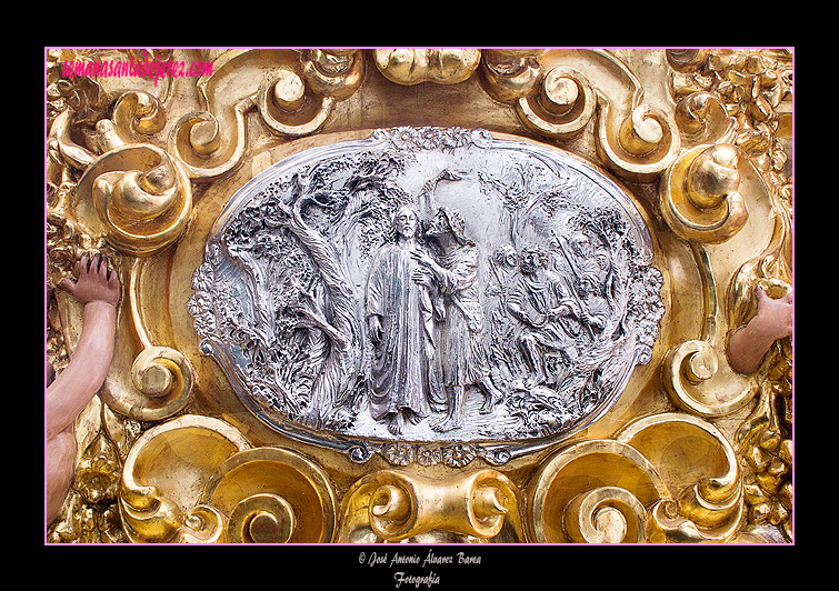 Cartela de un lateral de la canastilla del Paso de Misterio de la Sagrada Cena de Nuestro Señor Jesucristo