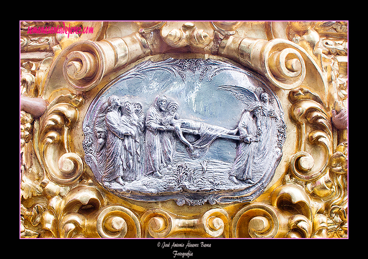 Cartela de un lateral de la canastilla del Paso de Misterio de la Sagrada Cena de Nuestro Señor Jesucristo