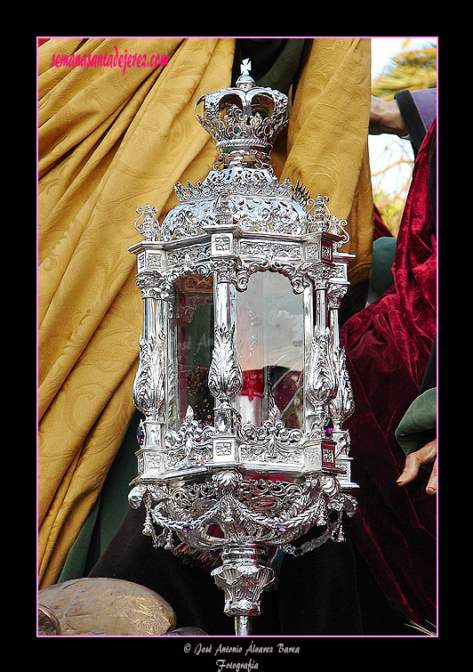 Farol en el lateral de la canastilla del Paso de Misterio de la Sagrada Cena de Nuestro Señor Jesucristo