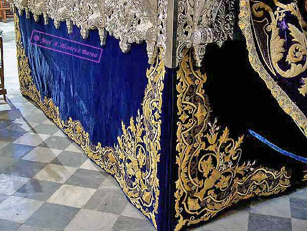 Detalle de los faldones laterales y trasero bordados del paso de Palio de Santa María de la Paz 